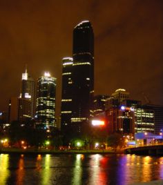 Rialto Towers und Umgebung bei Nacht