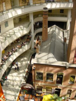 Altes Fabrikgebude in Shopping Mall eingebaut