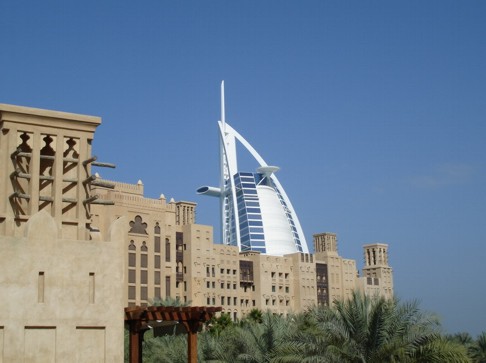 Souk Madinat mit Burj Al Arab im Hintergrund