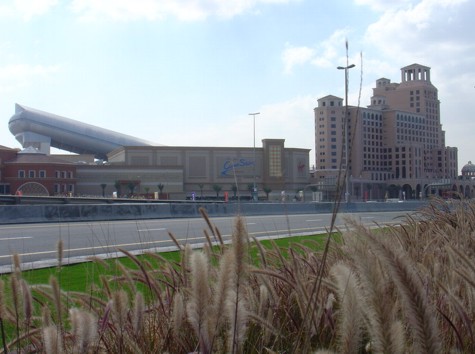 Mall of the Emirates im Hintergrund, Autobahn im Vordergrund