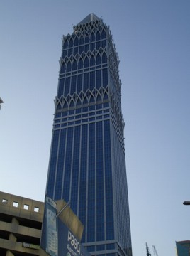 Hochhaus neben den Emirate Towers