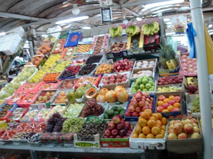 ein Stand auf dem Obstmarkt