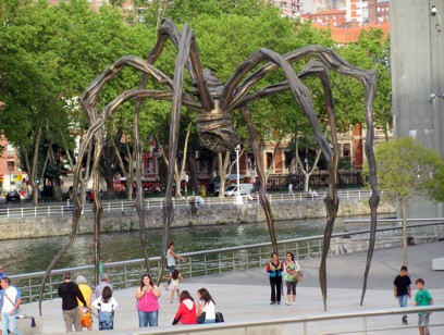 Spinnenskulptur vorm Guggenheim
