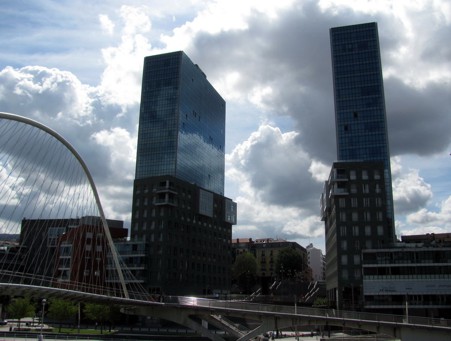 markante Hochhuser vor der Zubizuri Brcke